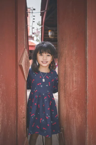 Bonito Ásia Criança Menina Porta — Fotografia de Stock