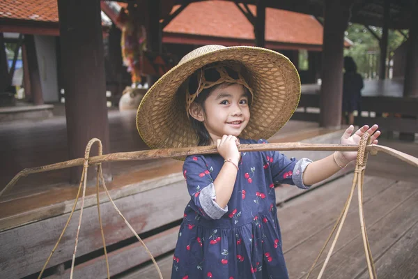 Lindo Asiático Niño Chica Llevar Cesta — Foto de Stock