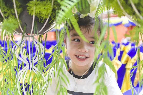 Menina Feliz Folhas Verdes Planta — Fotografia de Stock