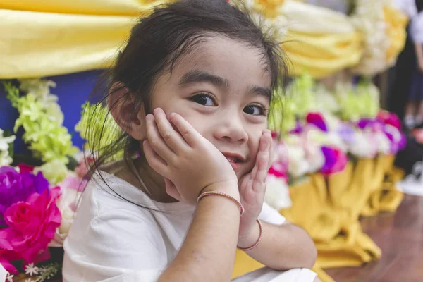 Menina Feliz Sentada Chão — Fotografia de Stock