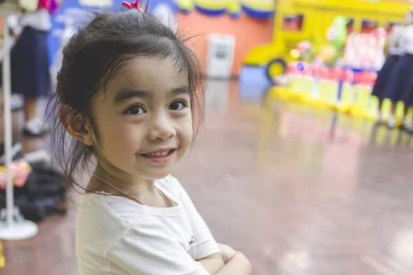 Bonito Menina Sorriso Poses — Fotografia de Stock