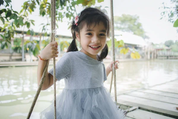 Menina Divertindo Balanço — Fotografia de Stock