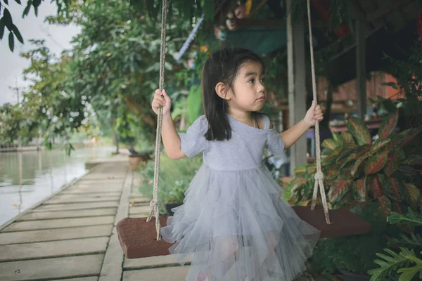 Pequeño Niño Vestido Cabalgando Swing Aire Libre — Foto de Stock