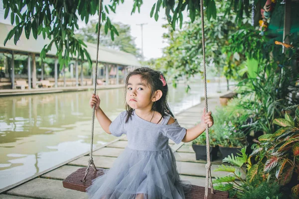 Feliz Menina Passeios Balanço Natureza Livre — Fotografia de Stock