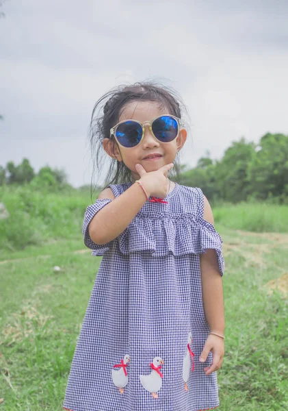 Χαριτωμένο Κοριτσάκι Στέκεται Γυαλιά Ηλίου — Φωτογραφία Αρχείου