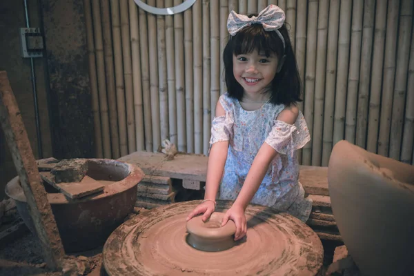 Menina Bonito Fazendo Cerâmica — Fotografia de Stock