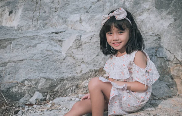 Criança Menina Sentada Perto Montanha — Fotografia de Stock