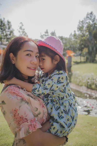 Mother Daughter Having Fun Autumn Park — Stock Photo, Image