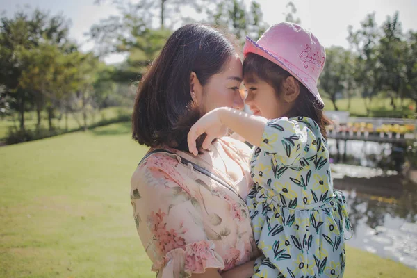 Mãe Filha Divertindo Parque Outono — Fotografia de Stock