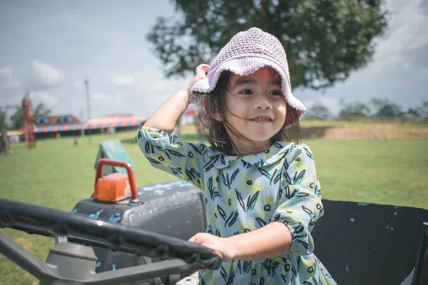 Забавная Маленькая Девочка Сидит Трактором — стоковое фото