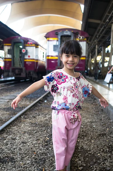 可爱的小女孩在火车站 — 图库照片