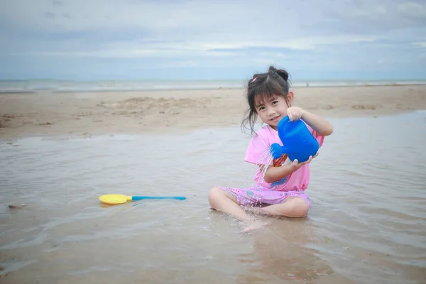 Menina Joga Brinquedos Areia Praia Conceito Férias Verão — Fotografia de Stock