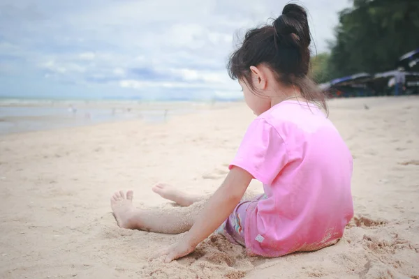 Menina Bonito Sentar Praia Olhar Para Mar — Fotografia de Stock