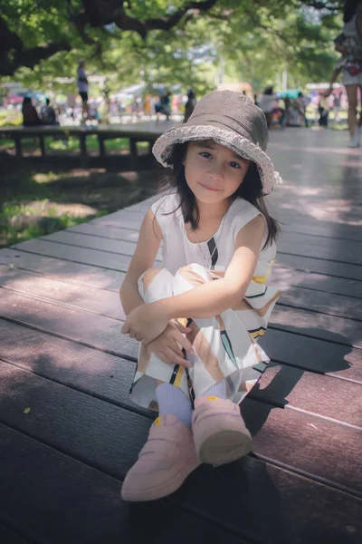Cute Little Girl Big Tree Public Park — Stock Photo, Image