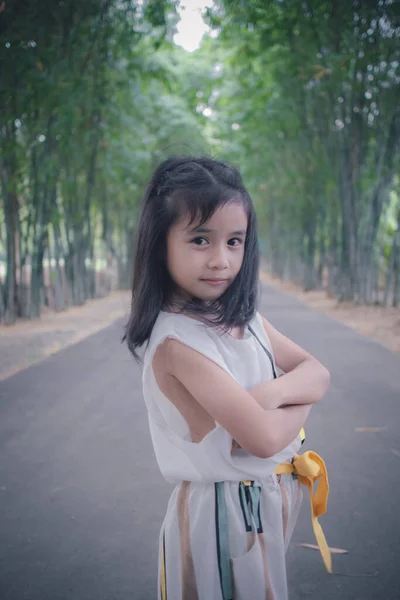 Ευτυχισμένο Χαριτωμένο Κοριτσάκι Στο Πάρκο — Φωτογραφία Αρχείου