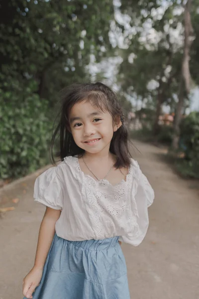 Doce Menina Livre Olhando Para Câmera — Fotografia de Stock