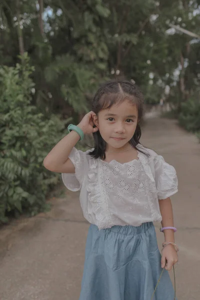 Γλυκό Κοριτσάκι Εξωτερικούς Χώρους Κοιτάζοντας Κάμερα — Φωτογραφία Αρχείου
