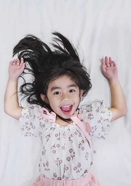 Asiático Criança Menina Feliz Sorriso Cama — Fotografia de Stock