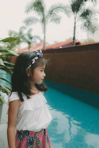 Μόδα Του Μικρού Κοριτσιού Καπέλο Στην Πισίνα — Φωτογραφία Αρχείου