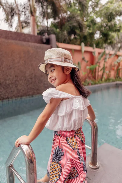 Retrato Moda Menina Com Chapéu Piscina — Fotografia de Stock