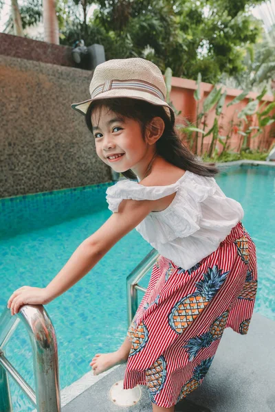 Мода Портрет Маленькой Девочки Шляпе Бассейне — стоковое фото