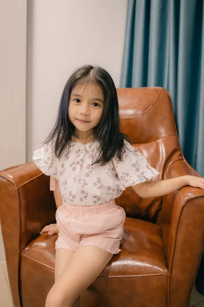 可爱的小女孩坐在椅子上 — 图库照片