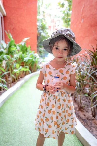 酒店度假胜地亚洲小女孩的肖像 — 图库照片