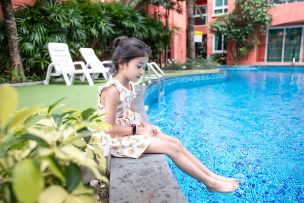 Menina Relaxar Piscina — Fotografia de Stock