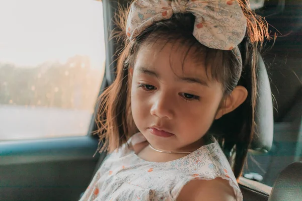 Χαριτωμένη Μικρή Ασιατική Κάθεται Στο Αυτοκίνητο — Φωτογραφία Αρχείου