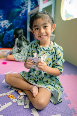 İngilizce öğrenen çocuklar alfabe bulmacası oynuyorlar