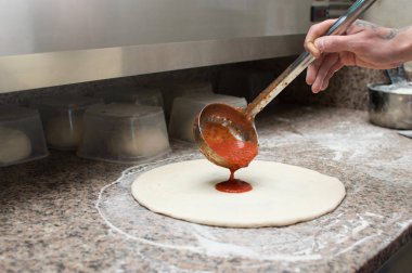 Mutfak dökme ham erkekte preform pizza sosu.