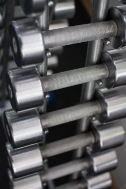 Demir dumbbell ayakta bir demir stand. Siyah yürütme.