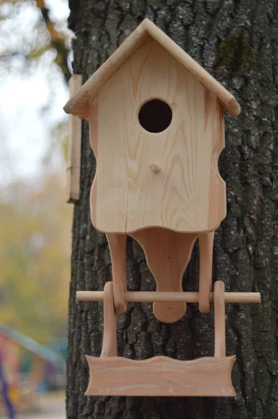 Hölzerner Futterautomat Der Handarbeit Park Hängt Fütterung Der Vögel Natur — Stockfoto