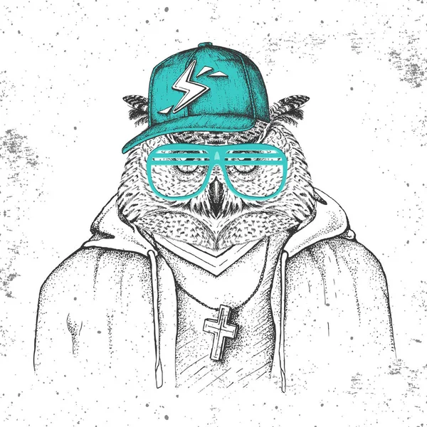 Hipster búho pájaro vestido con gorra como rapero. Dibujo a mano Bozal de búho — Vector de stock