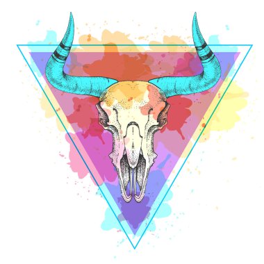 Artistik çokgen suluboya arka planda hippi hayvan kafatası. Boğa kafatası