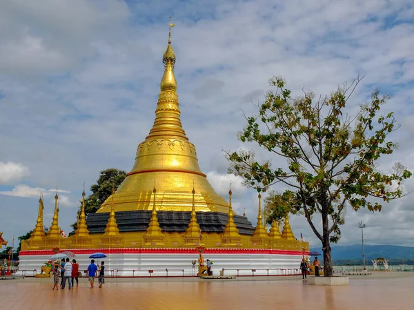 Foto Shwedagon Pagoda Una Hermosa Pagoda Dorada Cima Una Colina — Foto de Stock