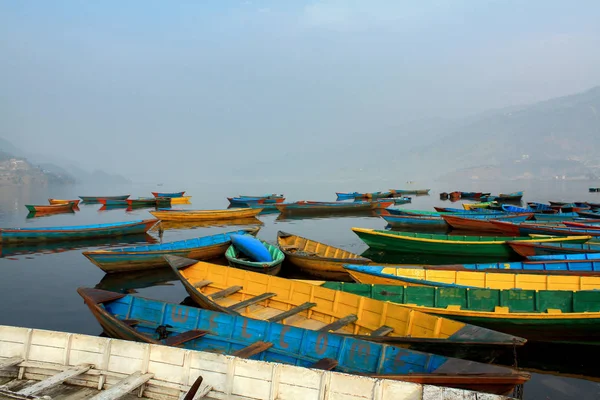 Coloridos Barcos Símbolo Orilla Del Lago Phewa Con Niebla Mañana — Foto de Stock