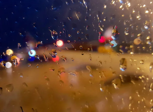 Yağmur Damlaları Bokeh Glitter Açık Arka Planı Ile Islak Pencere — Stok fotoğraf