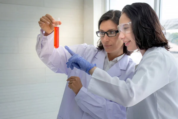 Equipo Científico Femenino Está Entusiasmado Con Tubo Ensayo Rojo Los —  Fotos de Stock