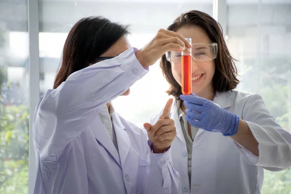 Ritratto Giovane Bella Ragazza Caucasica Con Scienziata Donna Mantello Bianco — Foto Stock