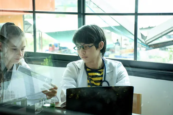 Κοντινό Πλάνο Νεαρός Επιστήμονας Φοιτητές Σημειώνει Ένα Φορητό Υπολογιστή Κάνοντας — Φωτογραφία Αρχείου