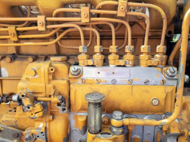 Kirli boru ve bağlantı eski ağır makine sanayi su pompası fotoğrafı kapatın. Yatay görüntü.