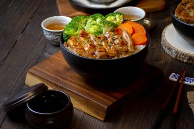 Teriyaki tavuk ızgara pirinç Çin tarzı ile