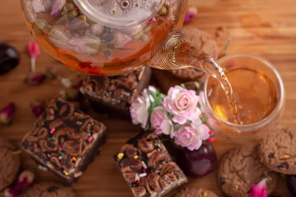 Verser Une Tisane Théière Dans Une Tasse Thé Verre Avec — Photo