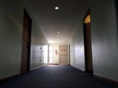 Acil çıkış kapısı çıkış işareti ve yangın söndürücü ile bina resim