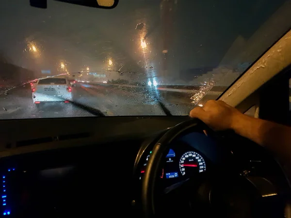 Geceleri Araba Sürüş Sırasında Raindrops Tarafından Kapsanan Yol Için Araba — Stok fotoğraf