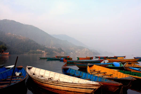 Coloridos Barcos Símbolo Orilla Del Lago Phewa Con Niebla Mañana — Foto de Stock