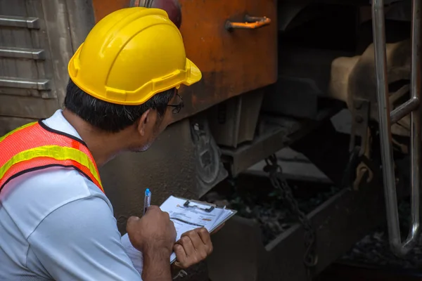 Εικόνα Της Ασίας Μηχανικός Φορώντας Κράνος Ασφαλείας Τον Έλεγχο Των Φωτογραφία Αρχείου