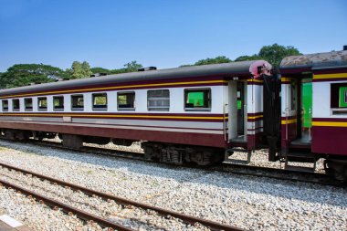 Yan görüntülemek eski tren istasyonu ile yaz hareketli yolcu treni