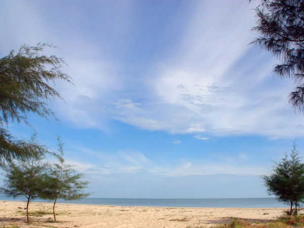 ビーチと白い雲夏の空の美しい海の風景写真 — ストック写真